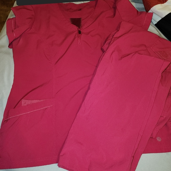 Pink scrub set - Picture 2 of 2